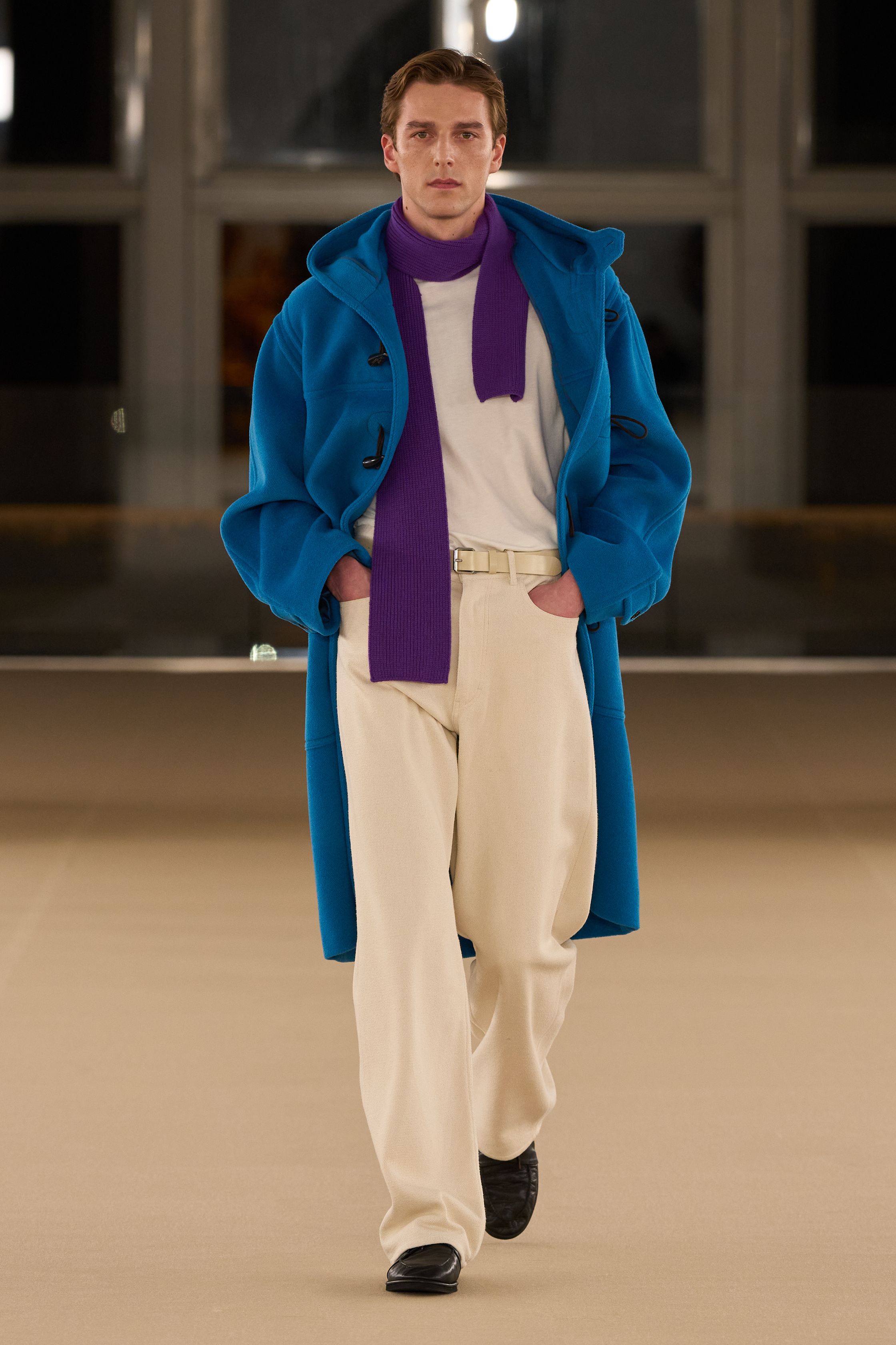 Auralee 26FW 延续品牌一贯的“静默高级”，以天然染色的米、橄榄绿、焦糖棕与低饱和蓝构建温和秩序。宽松但克制的剪裁在身体与空气之间留出呼吸感，羊毛、棉、法兰绒与轻量外套形成四季可叠穿的真实衣橱。设计并非强调造型张力，而是通过面料质感与比例拿捏，建立长期主义的穿着信任。这是一场拒绝流行噪音、强调“时间感”的当代日常男装提案-顽石频道趋势研究